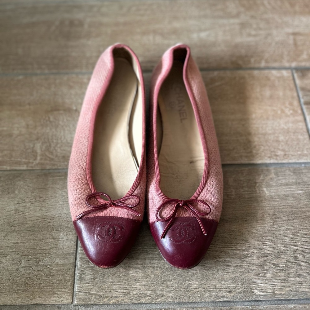 CHANEL Two-Tone Pink and Burgundy Flats